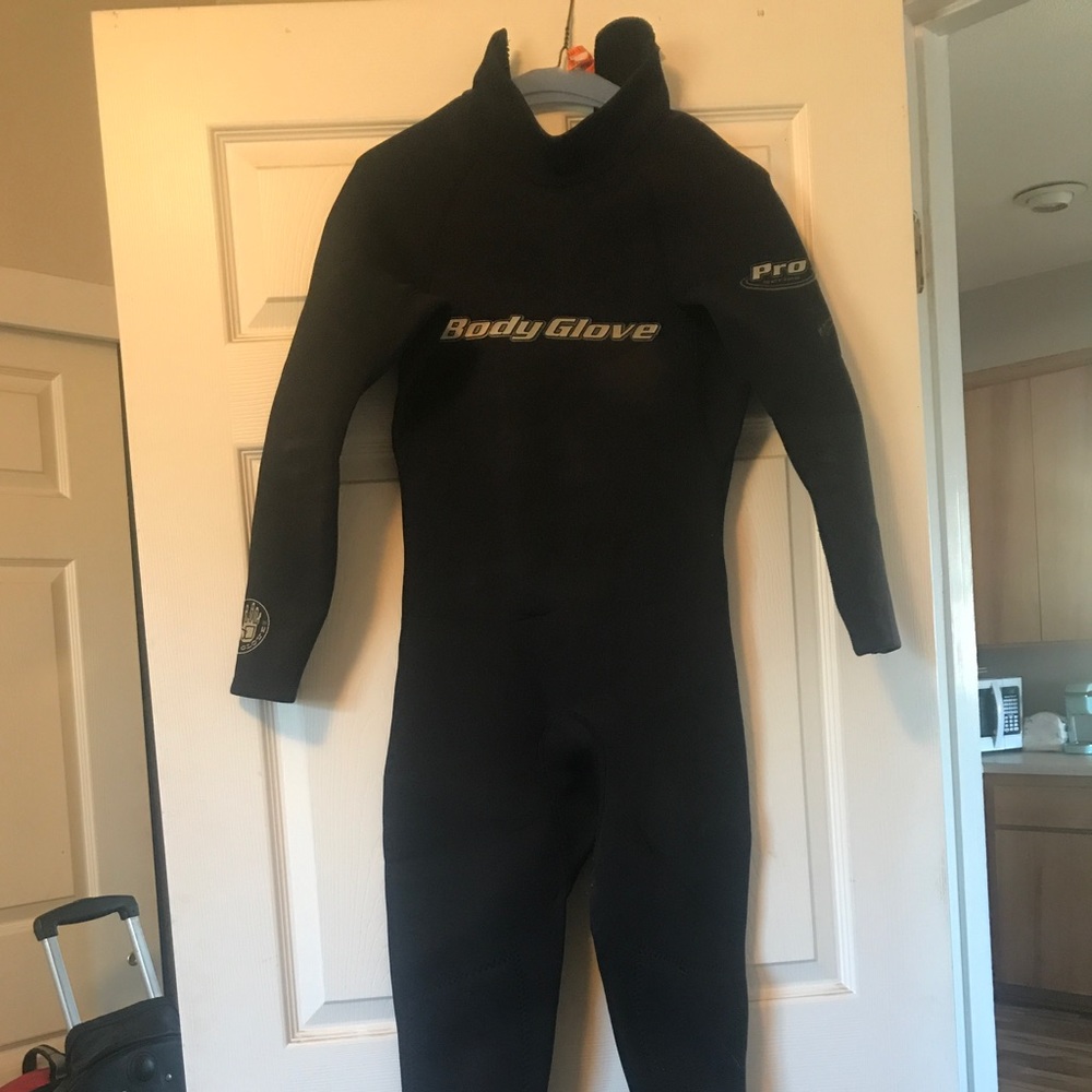 Wetsuit. Men's small but worn by size 8 female